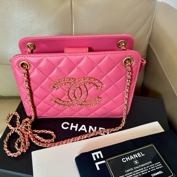 CHANEL▪️Quilted Calfskin Chain CC Small Accordion Tote Gold Hardware - Picture 3 of 15